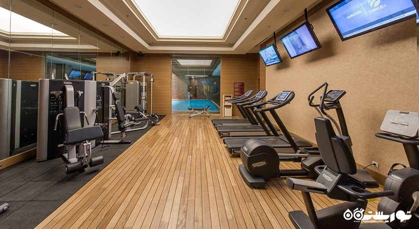 نمایی از سالن بدنسازی هتل